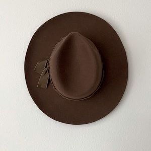 Olive & Pique wide brim hat - small flaw
